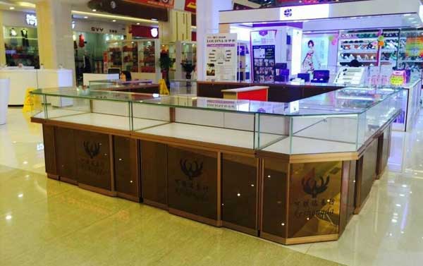 玻璃精品展柜定制一定要選鴻鈦這樣的20年老廠家 玻璃精品展柜定制一定要選鴻鈦這樣的20年老廠家